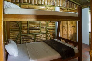 Habitación familiar con 1 cama doble o 2 individuales, varias camas | 2 dormitorios, decoración individual, wifi gratis