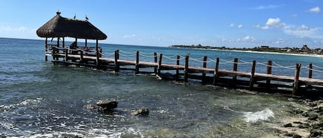 靠近海滩、沙滩椅、沙滩毛巾