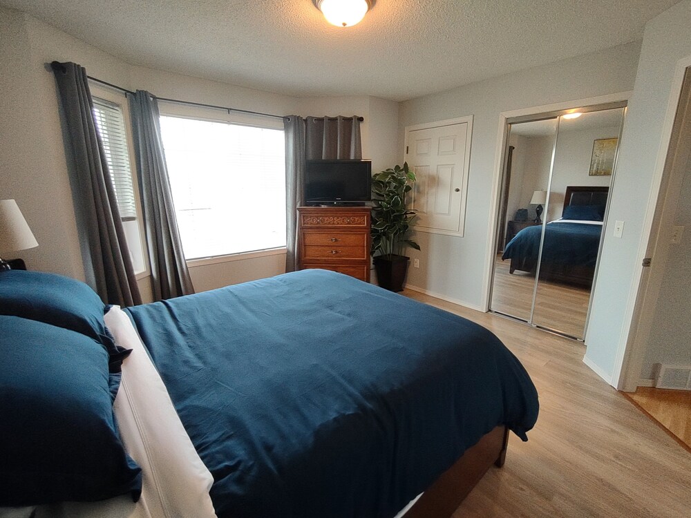 Bright 2 Bedroom Upstairs Suite Fully Stocked, Clean & PetFriendly