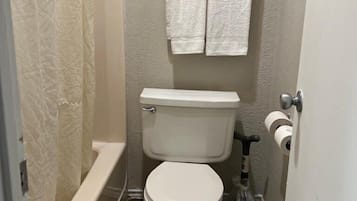 Ducha y bañera combinadas, toallas, jabón y champú