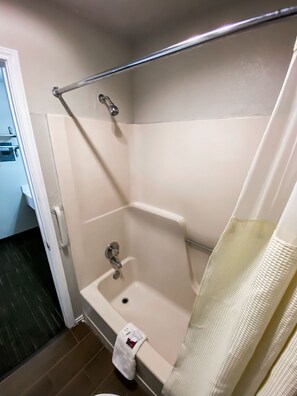 Combined shower/bathtub, towels, soap, shampoo - Salt Creek Lodge (Graham)