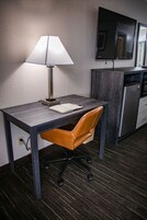 Espacio para trabajar con laptop, wifi gratis y ropa de cama 