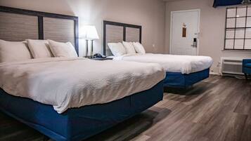 Deluxe Double Room | Bathroom | Combined shower/tub, towels, soap, shampoo