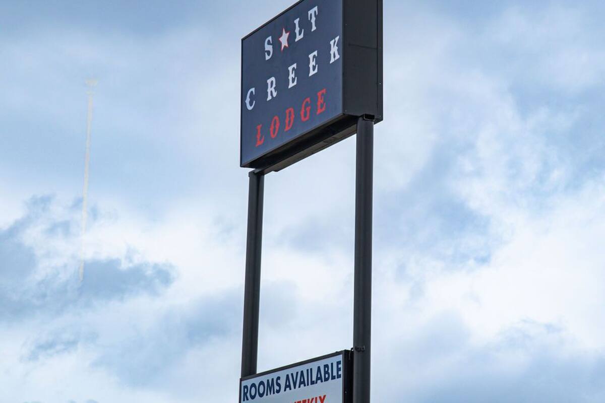 A sign for Salt Creek Lodge with a message about room availability.