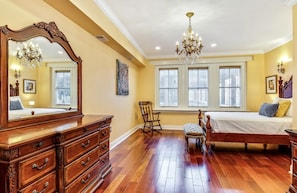 3 chambres, coffres-forts dans les chambres, bureau