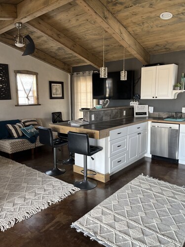 Quiet and cozy country home with mountain views in every direction. Sleeps 6