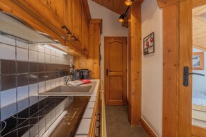 Réfrigérateur, micro-ondes, plaque de cuisson, lave-vaisselle