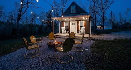Relaxing Cottage Getaway w/ Fire Pit