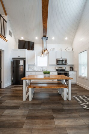 Réfrigérateur, four à micro-ondes, un four, surface de cuisson