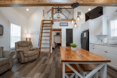 Relaxing Cottage Getaway w/ Fire Pit