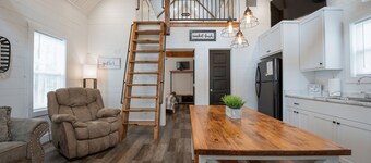 Relaxing Cottage Getaway w/ Fire Pit