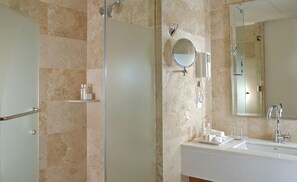 Dusj, hårføner, håndklær og såpe