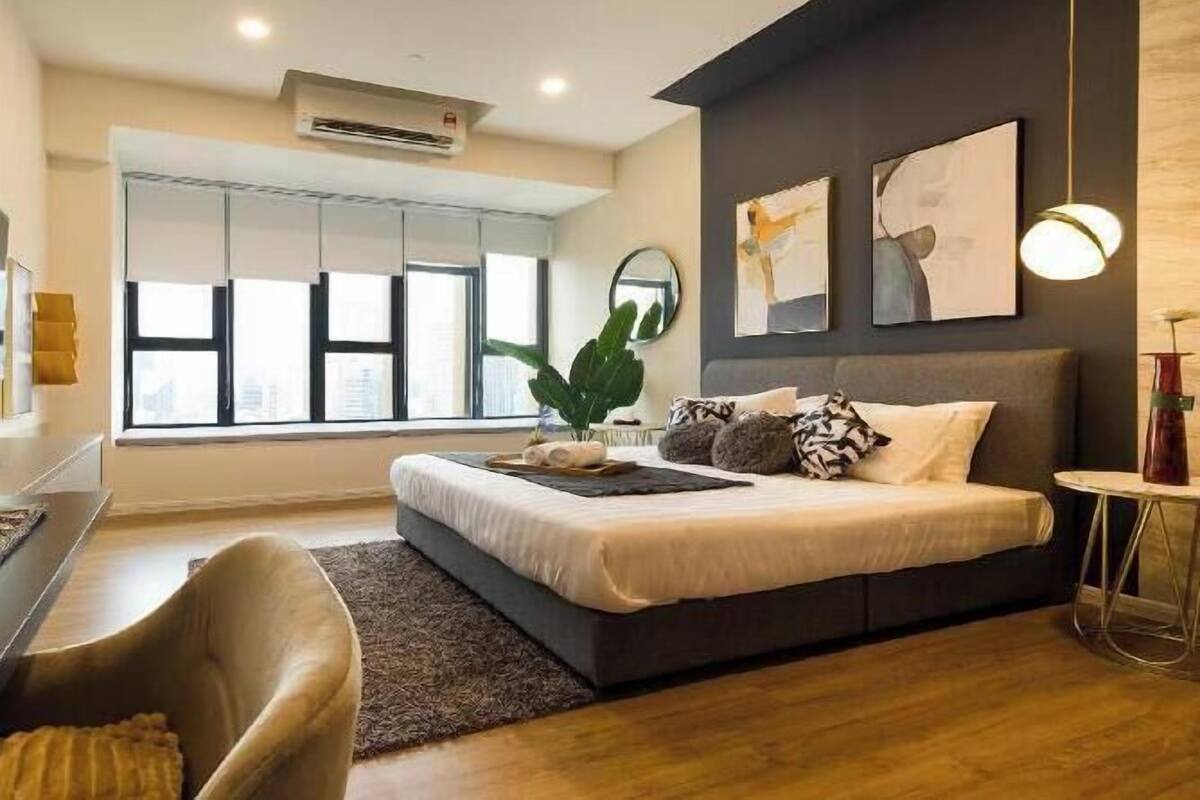 Une chambre moderne avec un lit, un bureau, une chaise et une grande fenêtre.