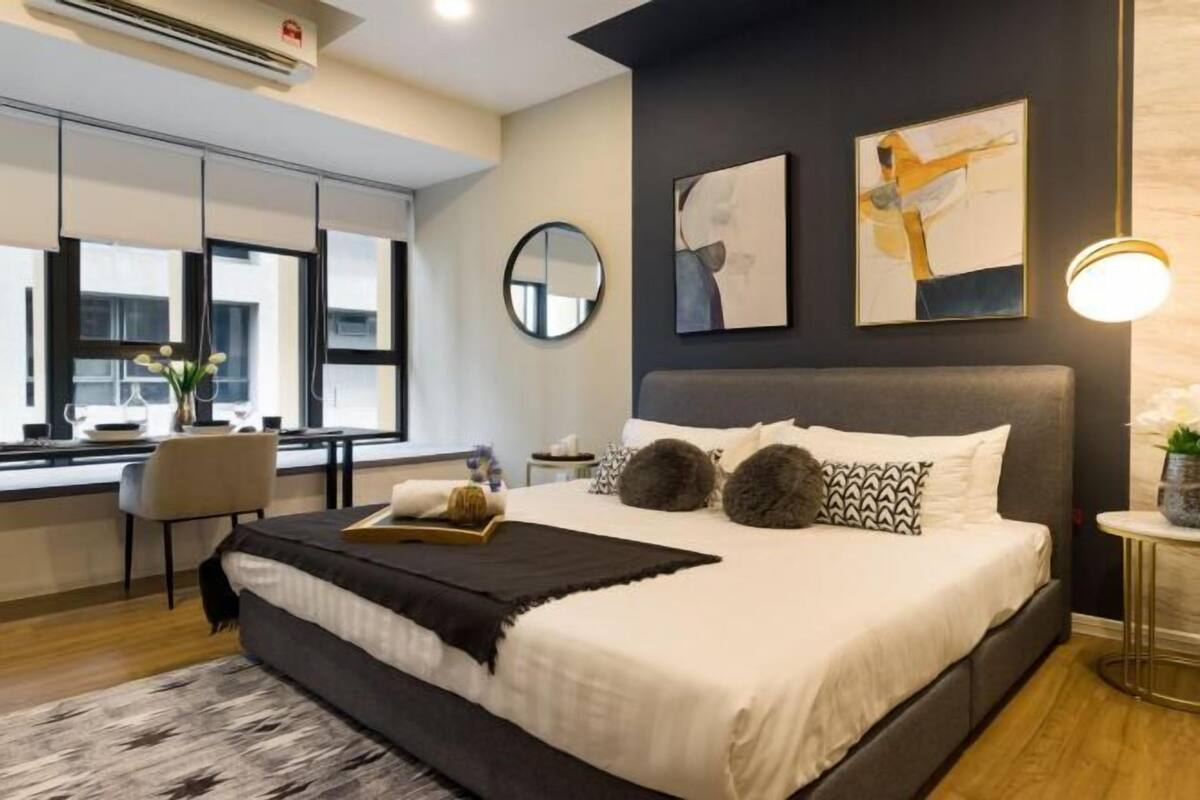 1 habitación, escritorio y espacio para trabajar con laptop