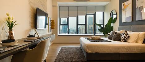 Schreibtisch, laptopgeeigneter Arbeitsplatz, Bügeleisen/Bügelbrett