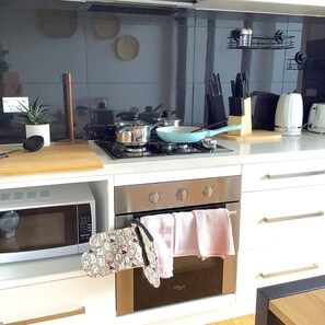 Kylskåp, mikrovågsugn, ugn och spishäll