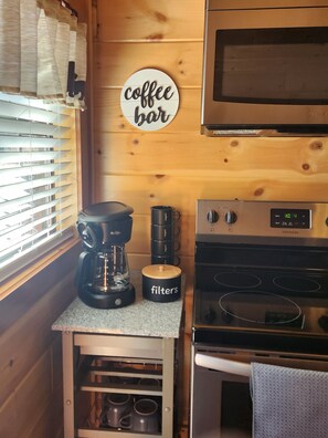 Køleskab, mikrobølgeovn, ovn, kogeplade