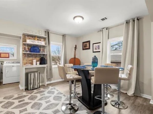 Atlanta 3BR: Stylish City Apartment | In-room dining