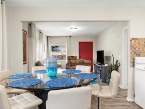 Atlanta 3BR: Stylish City Apartment | In-room dining - 1087 Windsor (Atlanta)