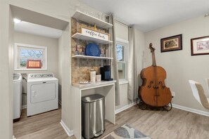 Atlanta 3BR: Stylish City Apartment | Private kitchen