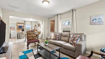 Atlanta 3BR: Stylish City Apartment | Living area | 24-inch TV with digital channels