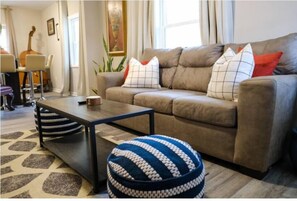 Atlanta 3BR: Stylish City Apartment | Living area