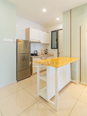 Signature-Suite | Eigene Küche | Mini-Kühlschrank, Ofen, Kochgeschirr/Geschirr/Besteck, Reinigungsartikel