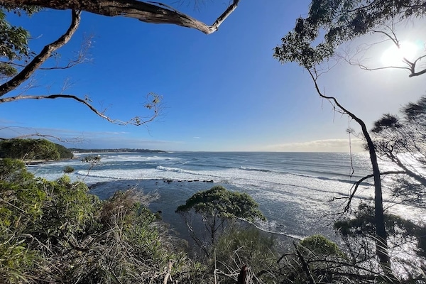 Perto da praia, espreguiçadeiras