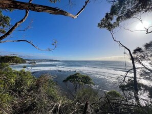 Ranta lähistöllä, aurinkotuoleja