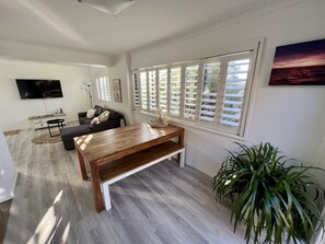 Smart TV, computer monitors - Relaxed coastal townhouse with ocean views. (Mollymook)