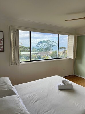2 bedrooms, desk, iron/ironing board, free WiFi - Relaxed coastal townhouse with ocean views. (Mollymook)