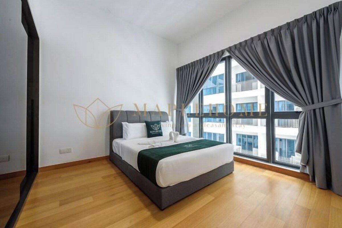 Premium bedding, desk, iron/ironing board, WiFi (free)