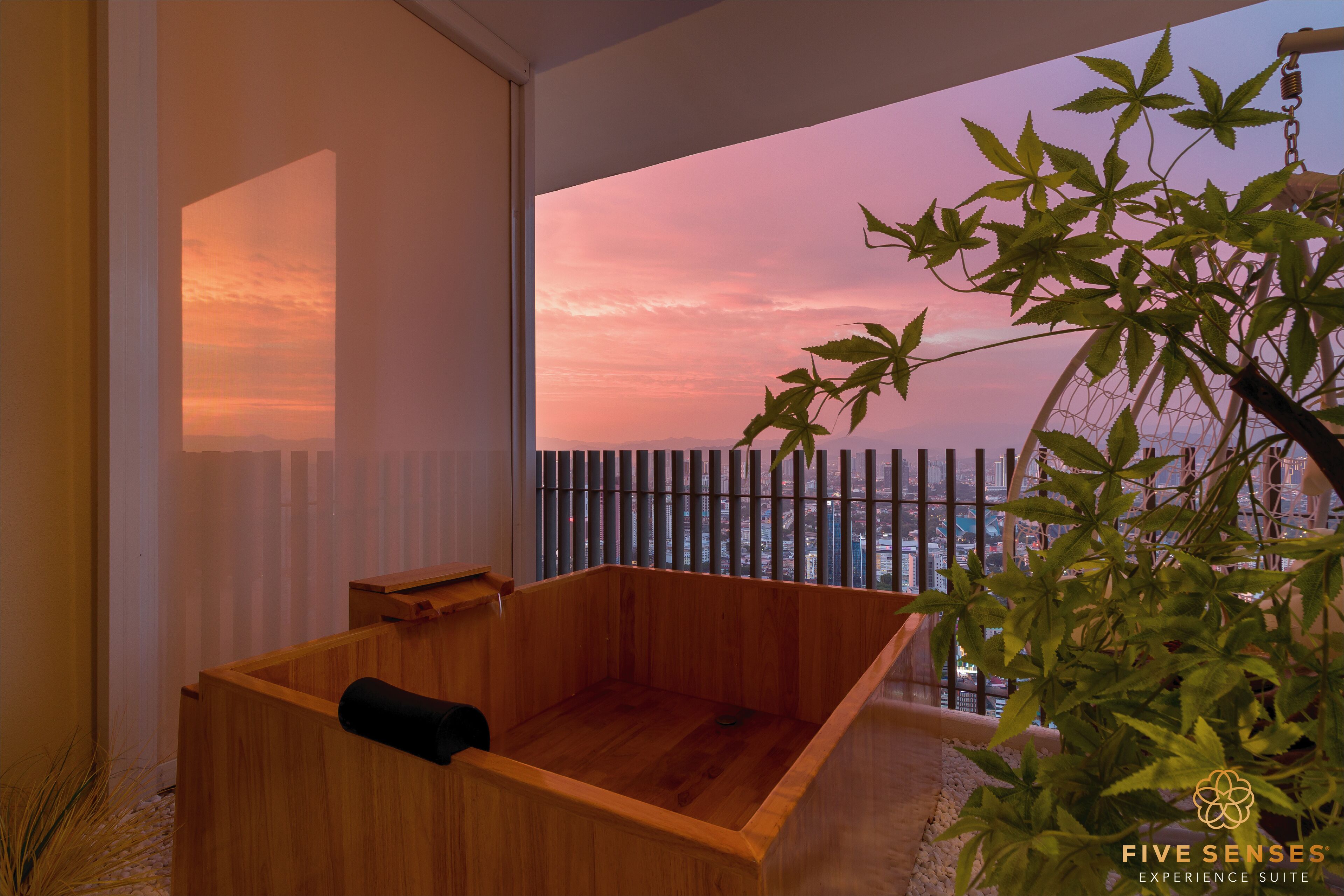 Penthouse Apartment | Deep soaking bathtub