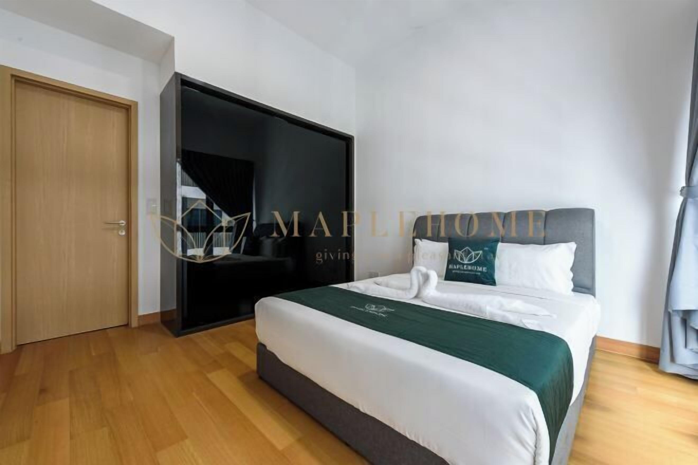 Premium bedding, desk, iron/ironing board, WiFi (free)