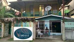 A two-story building with a sign for Vampaya Hostel & Hotel. - Vampayá Panamá (Bocas del Toro)