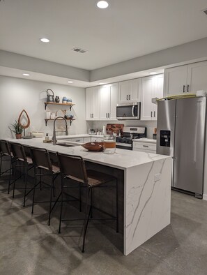 Frigorifero, microonde, forno, piano cottura