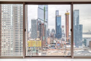 Interior - Trendy Midtown West 2BR w/ Doorman, Gym & W/D, nr Times Sq, by Blueground (Midtown)