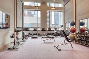 Fitness facility - Trendy Midtown West 2BR w/ Doorman, Gym & W/D, nr Times Sq, by Blueground (Midtown)