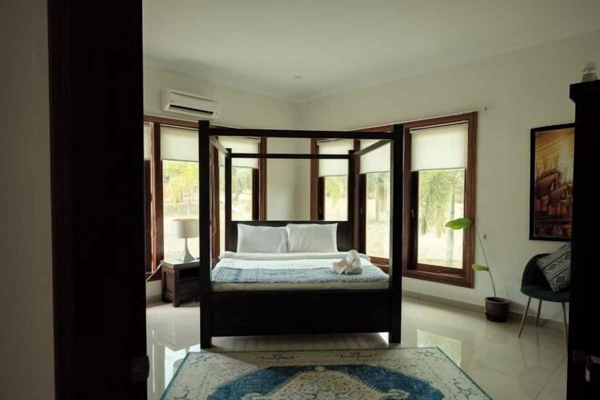 Laptop workspace, iron/ironing board, rollaway beds (surcharge)
