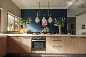 Villa Nautical | Cuisine privée | Réfrigérateur grande capacité avec congélateur, four à micro-ondes