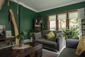 Villa Rainforest | 起居區 | 42-吋智慧型電視、有線頻道、電視