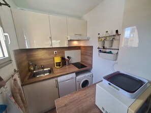 Een koelkast, een microgolfoven, een vaatwasser, een broodrooster