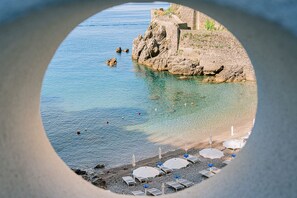 على الشاطئ، كراسي للتشمس