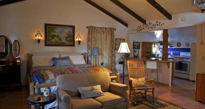 Private Cottage “Storybook Barn”