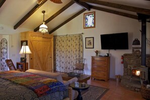 1 bedroom, free WiFi, bed sheets - Private Cottage “Storybook Barn” (Julian)