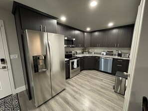 Kühlschrank, Mikrowelle, Ofen, Herdplatte