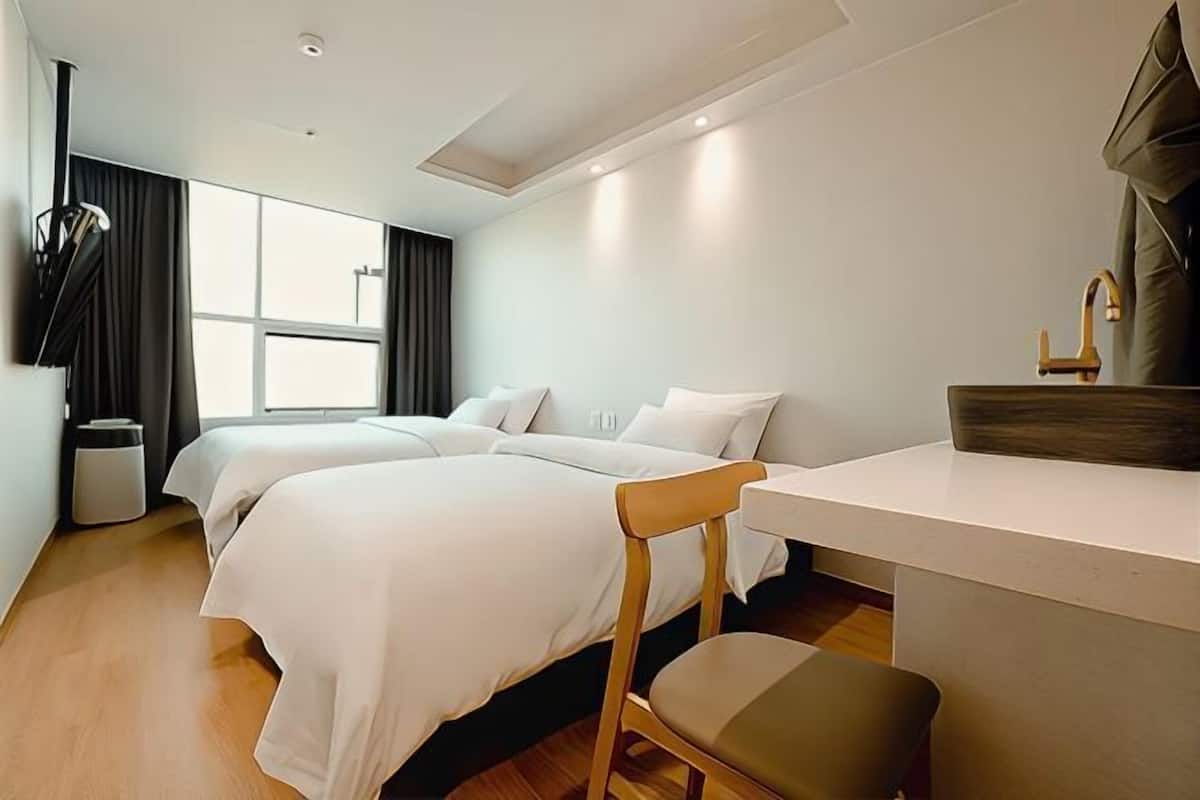 Decoración personalizada, muebles diferentes, wifi y ropa de cama