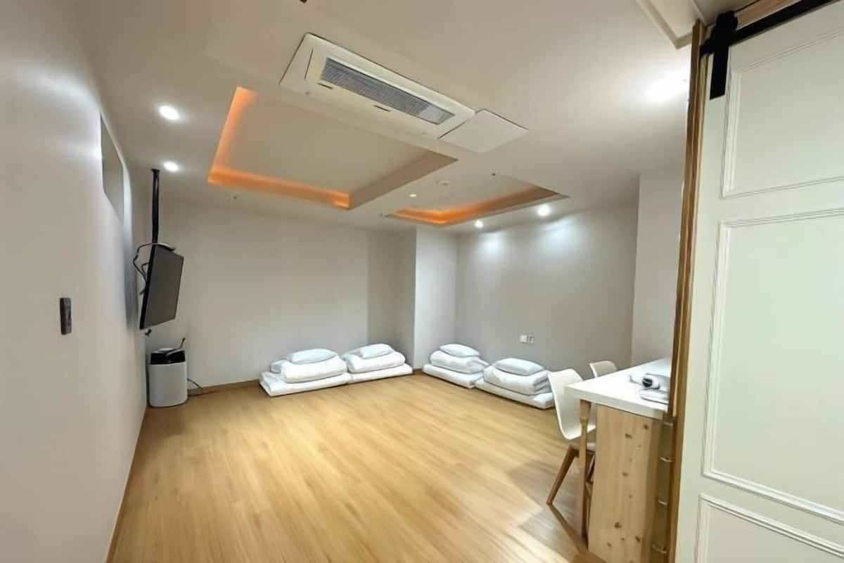 Decoración personalizada, muebles diferentes, wifi y ropa de cama