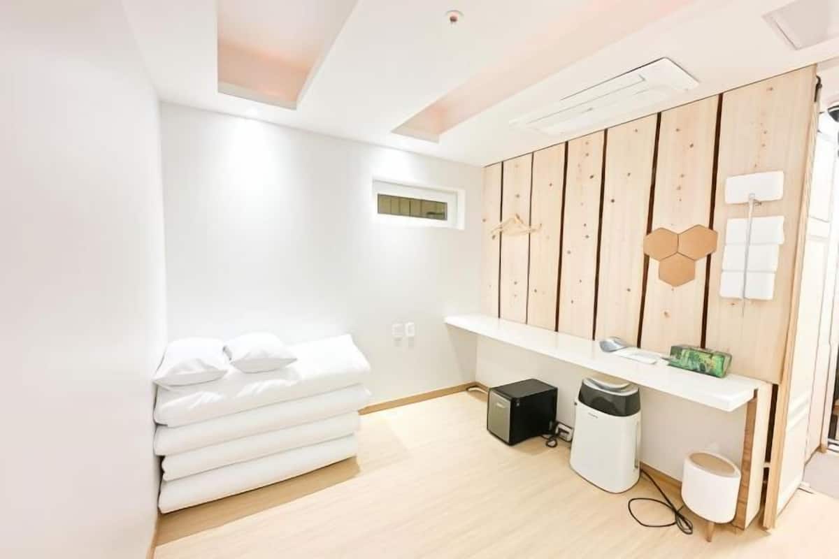 Decoración personalizada, muebles diferentes, wifi y ropa de cama