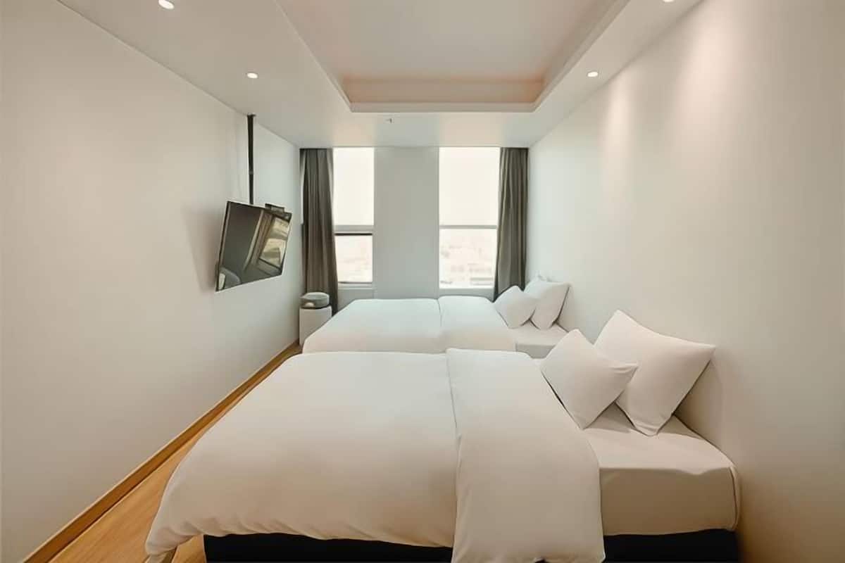 Decoración personalizada, muebles diferentes, wifi y ropa de cama